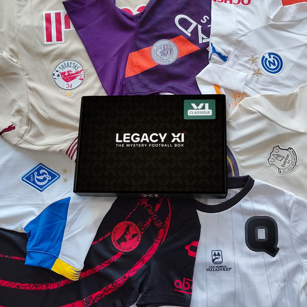 Boîte mystère maillot de football enfant Legacy XI Classique entourée de maillots officiels de clubs du monde entier.