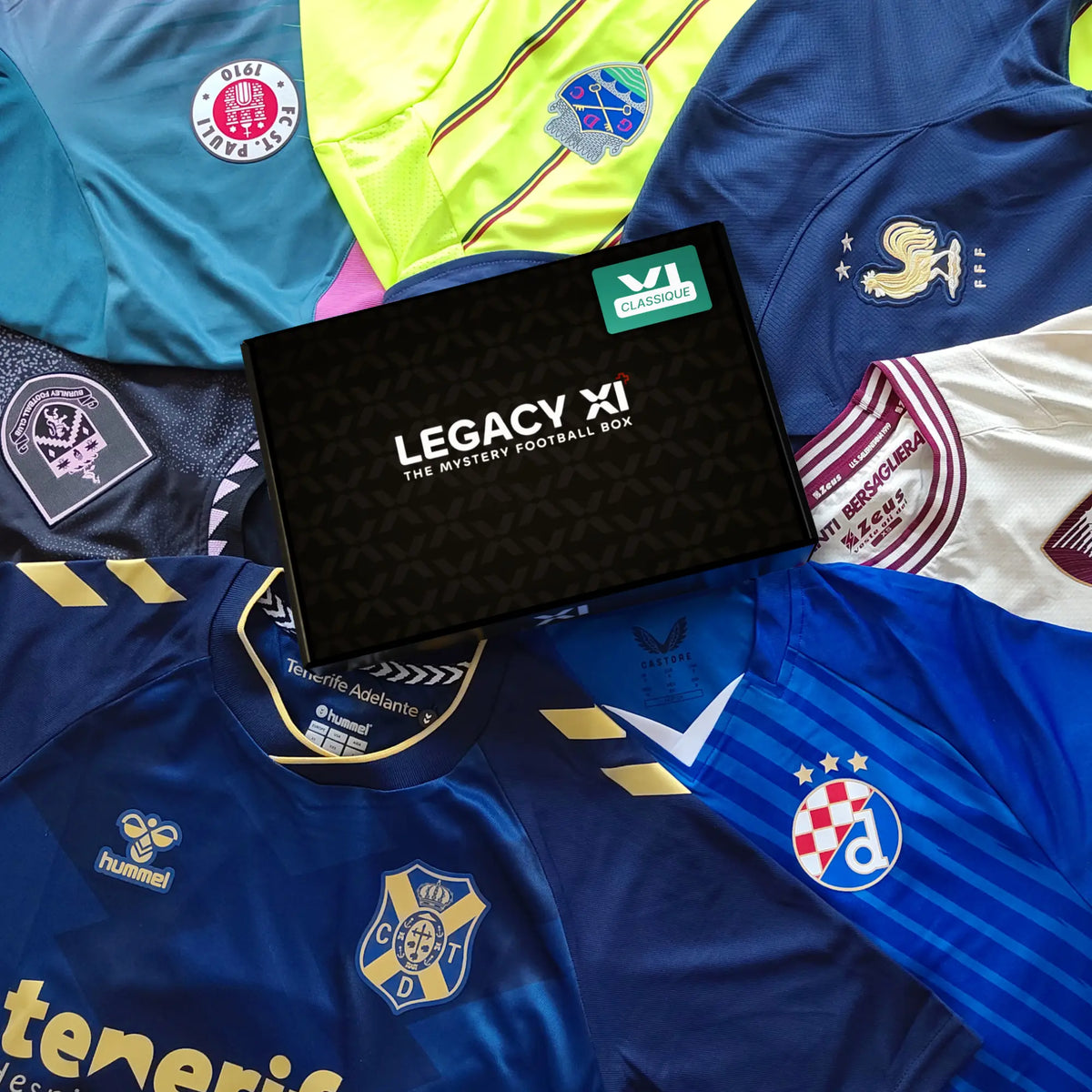 Boîte mystère maillot de football pour adulte Legacy XI Classique entourée de maillots officiels de clubs du monde entier.
