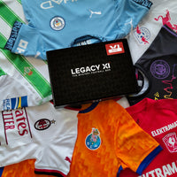 Boîte mystère maillot de football enfant Legacy XI Elite entourée de maillots officiels de clubs européens.