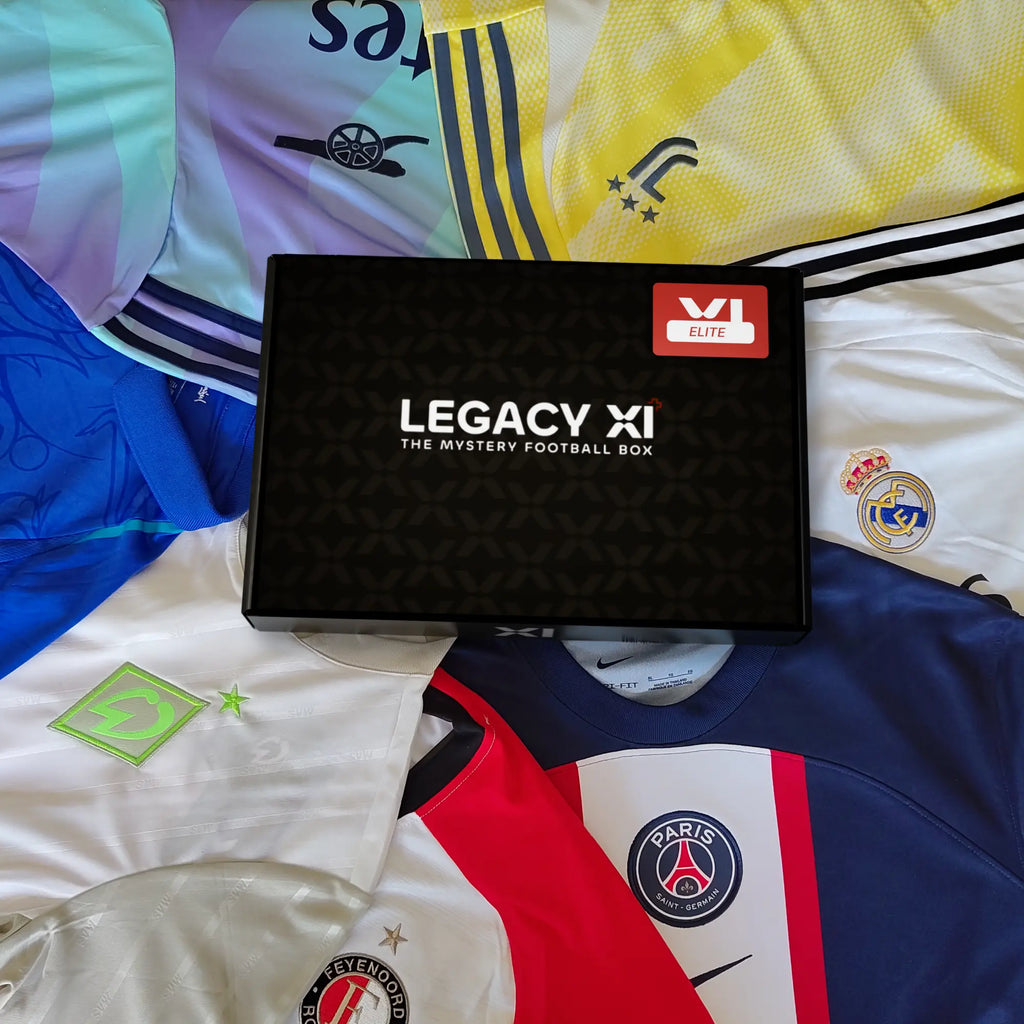 Boîte mystère maillot de football pour adulte Legacy XI Elite entourée de maillots officiels de clubs européens.