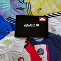 Boîte mystère maillot de football pour adulte Legacy XI Elite entourée de maillots officiels de clubs européens.