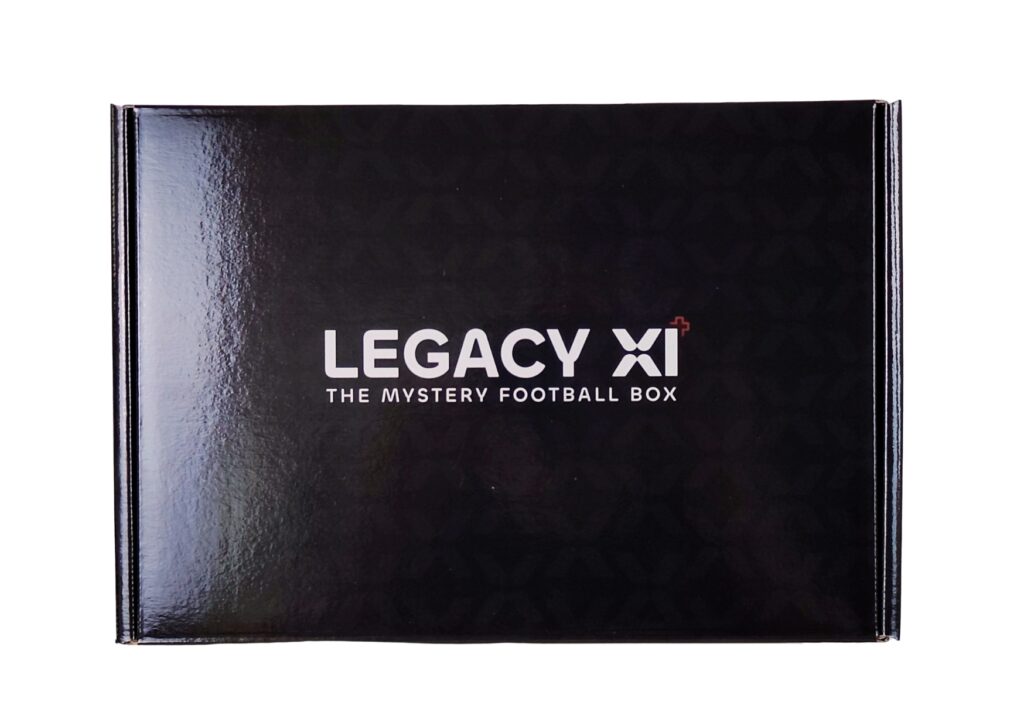 Box mystère de maillots de football avec "LegacyBox XI" écrit dessus ainsi que "The Mystery Football Box".