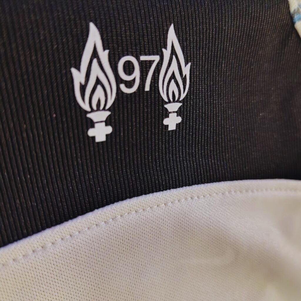 Zoom sur le détail arrière du col du maillot.