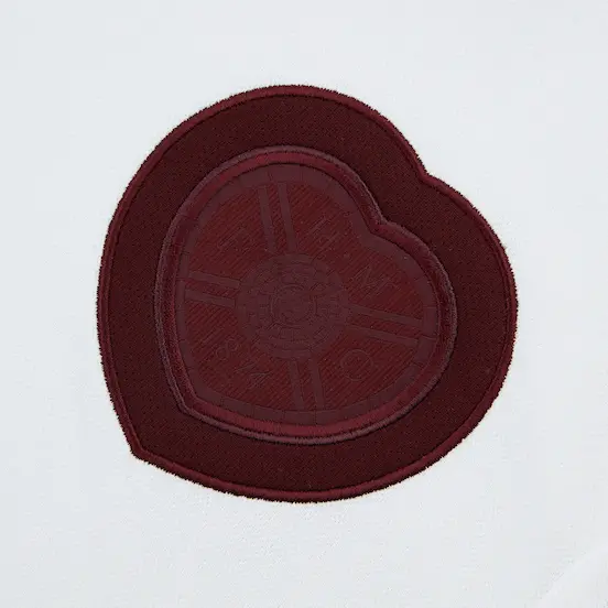 Photo rapprochée du blason du maillot des Hearts.