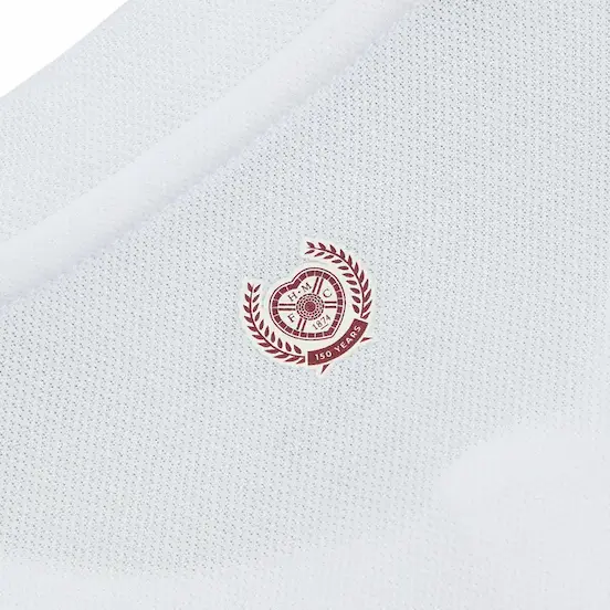 Photo rapprochée d'un détail du col du maillot.