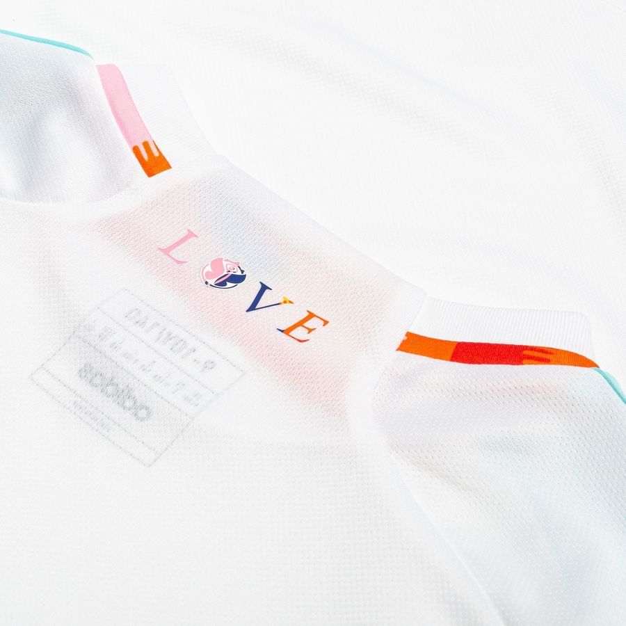 Zoom sur le détail "LOVE" du maillot.