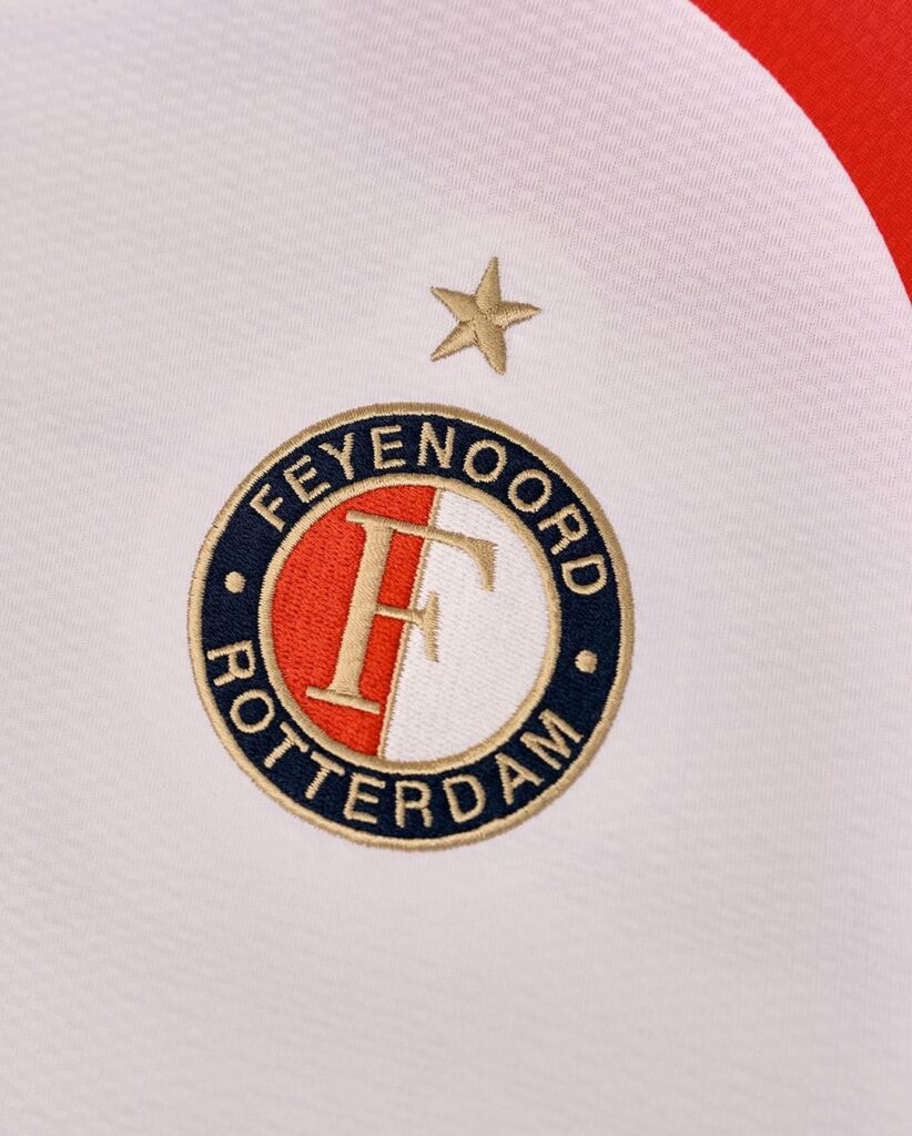 Zoom sur le logo du maillot.