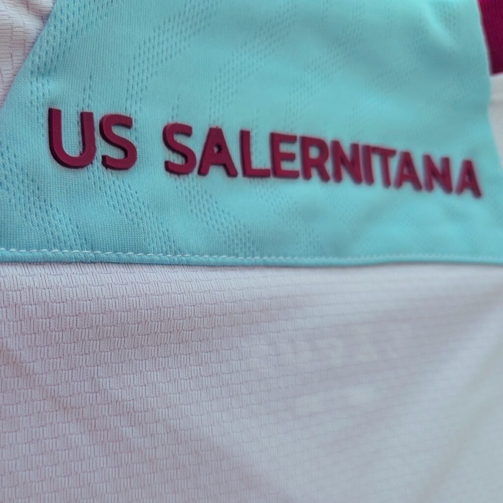 Zoom sur détail sur l'arrière du col du maillot.