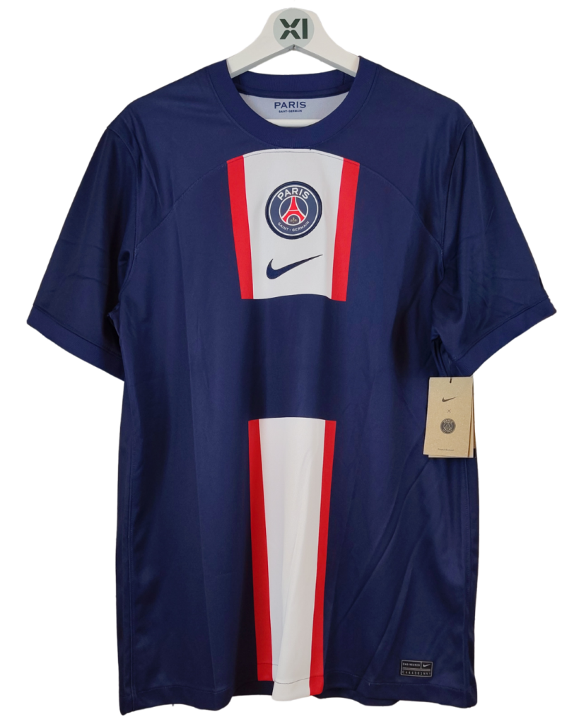 Vue de face du maillot domicile Nike du Paris Saint-Germain, saison 2022-23, présenté sur un cintre.