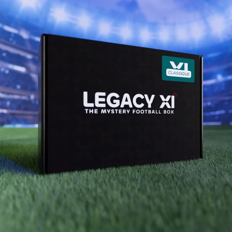 Boîte mystère de football Legacy XI Classique sur la pelouse d'un stade.