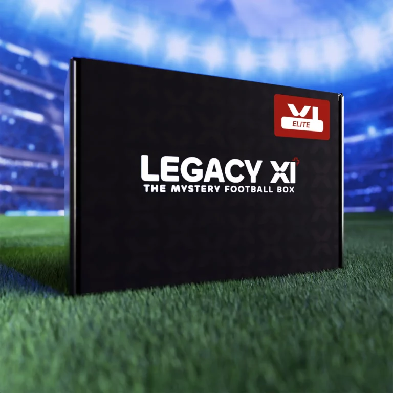 Boîte mystère de football Legacy XI Elite sur la pelouse d'un stade.