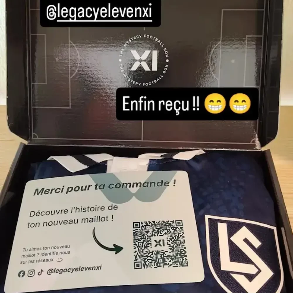 Une boîte mystère de football de la marque "Legacy XI" ouverte, contenant un maillot de football bleu foncé du Lausanne-Sport et une carte de remerciement avec un QR code.